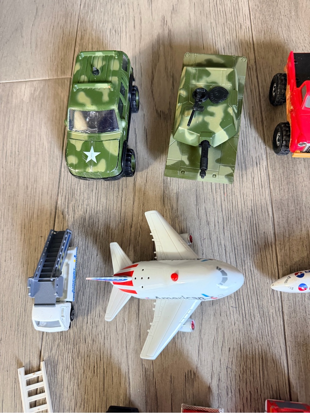 Bundle of 18 Toy Airliner with Assorted Rescue & Military Vehicle Cars - Picture 4 of 11
